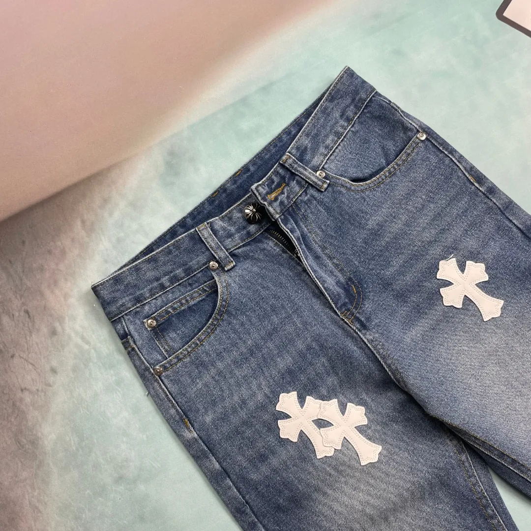 🅿️236 🔘Style No.-KL123 🔘Cro Heart𝐂𝐡𝐫𝐨𝐦𝐞 𝐇𝐞𝐚𝐫𝐭 Blue and white leather cross patch leather retro straight jeans* In the vast world of fashion, Croxin jeans are like a shining pearl. Whether they are in a glamorous fashion show or a plain and warm daily street, they can perfectly fit and occupy an indispensable place. It breaks the boundaries of body shape and style. It has no distinction, no category, and no restrictions. As long as you like it, you can wear it with confidence and control it easily. These jeans are the epitome of exceptional craftsmanship. The top heavy-duty washing process is used to give the fabric a unique texture. The calfskin is precisely laser-cut and turned into a delicate cross, showing luxurious style in every detail. Paired with aged silver hardware, the retro charm collides with modern fashion. The straight silhouette is the finishing touch, making the upper body instantly slimmer and cleverly modifying the leg lines, showing a neat and capable look. From material selection to production, every step is strictly controlled, with high-end quality surpassing the market currency, becoming the only choice to highlight personality and taste.  Size: S M L XL XXL (28.30.32.34.36) Color: Blue
